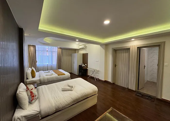Hotel Evara & *