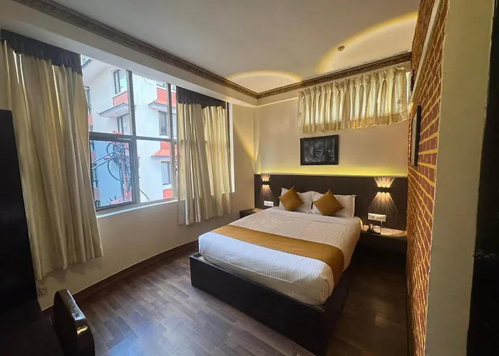 Hotel Evara & *